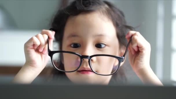 Видео Маленькой Азиатской Девочки Надевающей Очки — стоковое видео
