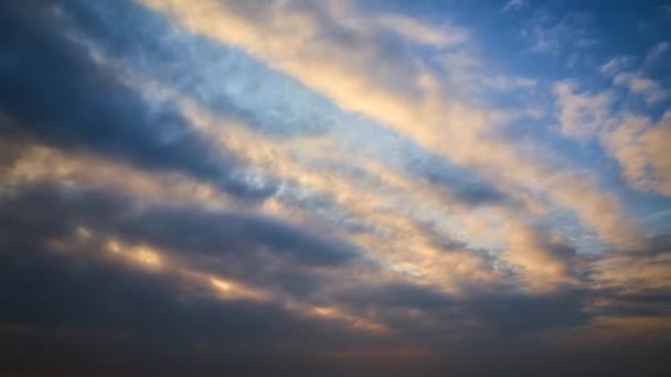 Lage Hoekmening Van Mooie Bewolkte Hemel — Stockvideo