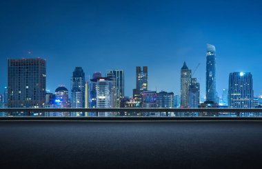 Bangkok kentsel cityscape manzarası gece sahne boş asfalt zemin ön