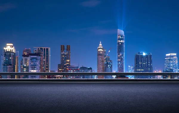 Bangkok Stedelijke Stadsgezicht Skyline Nachtbeeld Met Lege Asfalt Vloer Voorzijde — Stockfoto