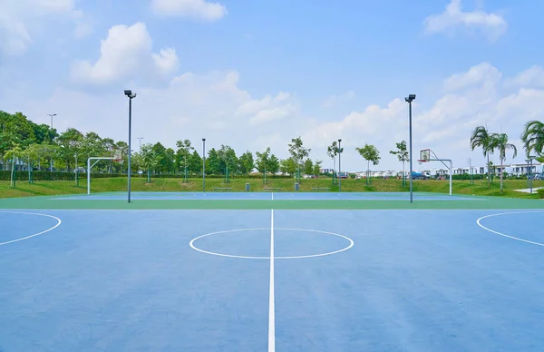 晴れた空の下で屋外オープンバスケットボールコート 健康的なライフスタイルスポーツの背景 — ストック写真