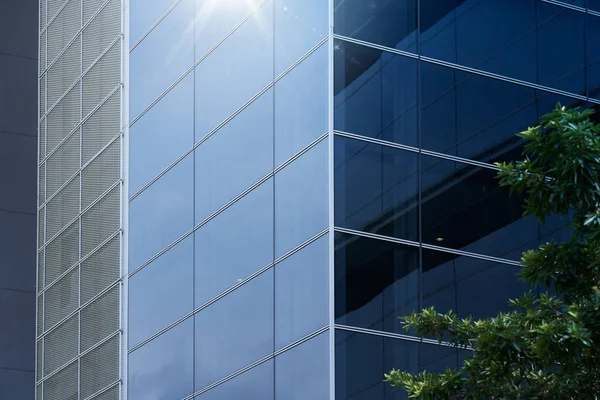 抽象钢和玻璃立面细节背景的高层商业建筑 商业或工业成功的概念背景 — 图库照片