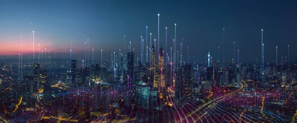 Akıllı şehir ve soyut nokta noktası gradyan çizgi ve estetik karmaşık dalga çizgisi tasarımı, büyük veri bağlantı teknolojisi kavramı ile bağlantılıdır. .