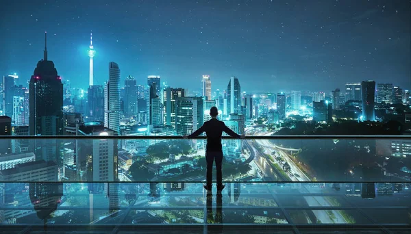 Üzletember Áll Átlátszó Üvegpadló Tetőn Éjszakai Városi Panorámával — Stock Fotó