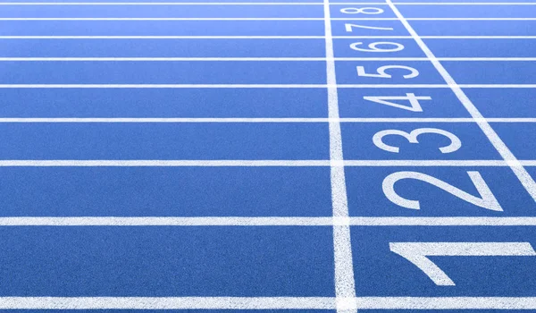 Atleta Pista Corrida Com Número Início Vista Lateral Ângulo Perto — Fotografia de Stock