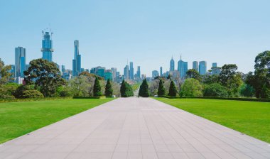 Boş beton zemin ve yeşil çimlerle Melbourne şehir manzarası .