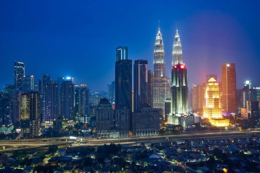 Güzel Kuala Lumpur şehri Geceleri gökyüzü