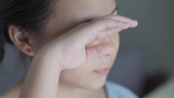 Asiatisk Liten Flicka Gnider Sitt Trötta Öga Med Handen Närbild — Stockvideo