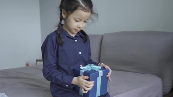 Azji Dziewczynka Bardzo Szczęśliwy Zadowolony Gdy Otrzymuje Pudełko Prezentów Nowy — Wideo stockowe
