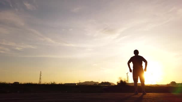 Silhouette Giovane Uomo Rilassante Estate Cielo Alba All Aperto Stile — Video Stock