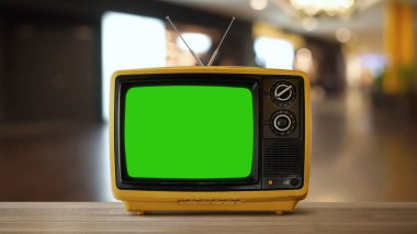 Sarı turuncu, eski, antika televizyon ahşap masadaki yeşil ekranlı. .