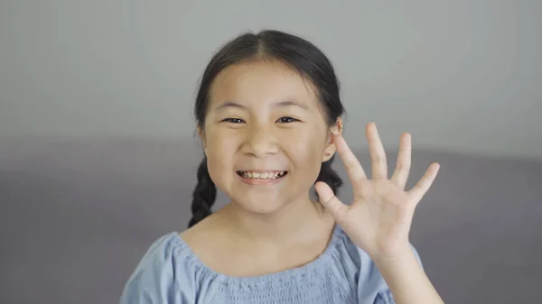 Küçük Tatlı Asyalı Kız Gülümseyip Sallıyor Evde Kameraya Bakıyor — Stok fotoğraf