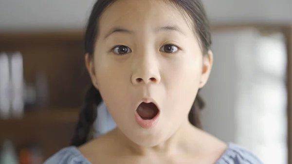 Asiatisk Liten Flicka Rädd Uttryck Närbild — Stockfoto