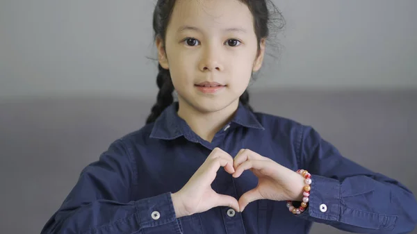 Bela Pouco Ásia Menina Fazendo Coração Forma Mão Gesto Amor — Fotografia de Stock