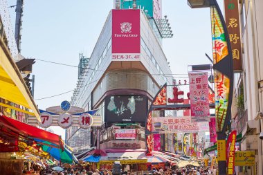 Tokyo, Japonya, Japonya - 31 Mart 2015: Ameyoko Ueno İstasyonları yakınlarındaki işlek pazar caddesi.