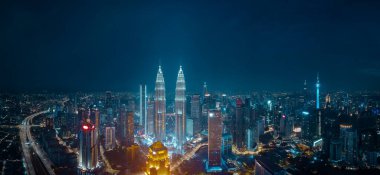 Güzel Kuala Lumpur şehrinin gökyüzü panorama gece manzarası. Malezya