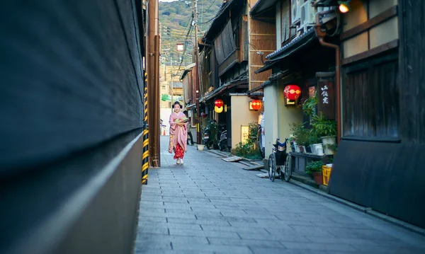 京都府京都市 2015年3月27日京都旧市街祇園の街を舞妓さんが歩く — ストック写真