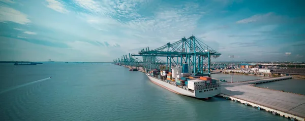 具有工作起重机桥的物流集装箱船在进出口码头港口 国际物流业背景 — 图库照片