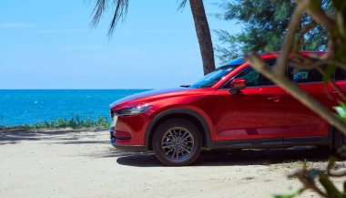 Kuala Lumpur, Malezya - 11 Temmuz 2019: yeni kırmızı Mazda CX 5 plaj tarafındaki arazi aracı parkı. Mazda CX 5, Malezya 'nın en sevdiği SUV arabalarından biridir. .