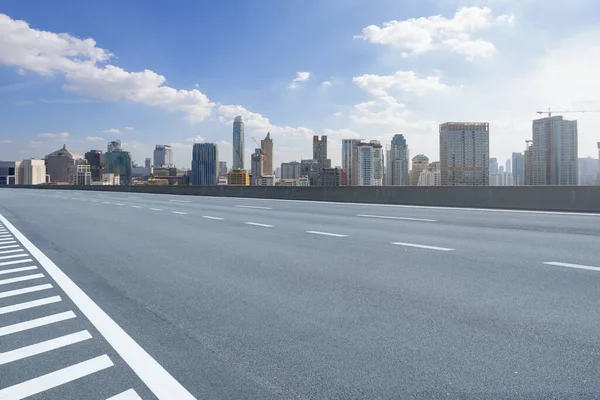 都市の背景と空のパースペクティブアスファルト道路 昼間のシーン — ストック写真