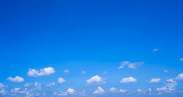 Hermoso Limpio Cielo Azul Con Nubes Blancas Esponjosas Fondo Cielo — Foto de Stock