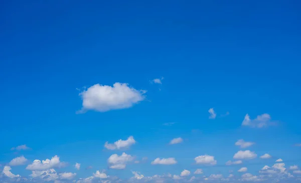 Piękne Czyste Błękitne Niebo Puszystymi Białymi Chmurami Letnie Tło Nieba — Zdjęcie stockowe