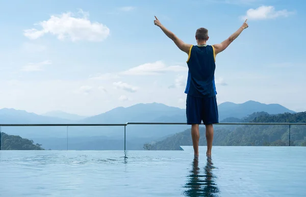 Joven Chico Pie Piscina Con Hermosa Vista Paisaje — Foto de Stock