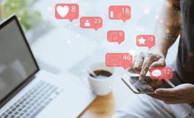 Sosyal medya simgesi olan akıllı telefon kullanan bir işadamı. Sosyal medya pazarlama kavramı.