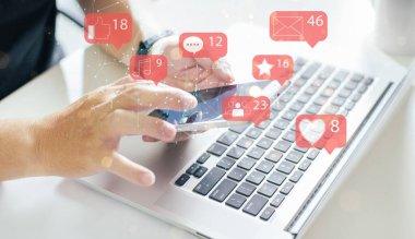 Sosyal medya simgesi olan akıllı telefon kullanan bir işadamı. Sosyal medya pazarlama kavramı.