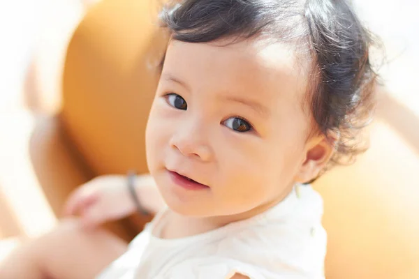 Portrait De Mignon Et Belle Boucle Cheveux Asiatique Chinois Bebe Fille Expression Curieux Stock Photo