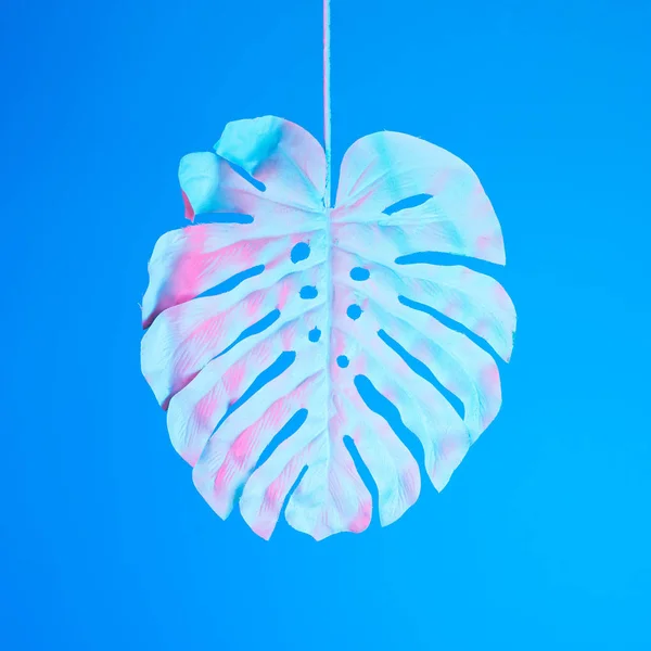 Tropical Palm Leaf Vibrant Bold Gradient Holographic Neon Colors Concept — Stock Photo, Image