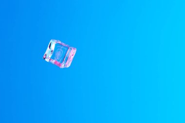 Ice Cube canlı kalın degrade mor ve mavi holografik renk ışıklarda, en az yaz Sürrealizm kavramı 