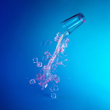 Bardak su canlı kalın degrade mor ve mavi holografik renkli ışıklar, sanat kavramına buz küpleri ile