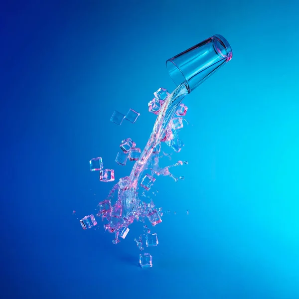 Glas Wasser Mit Eiswürfeln Lebendigen Kühnen Farbverlauf Lila Und Blauen — Stockfoto