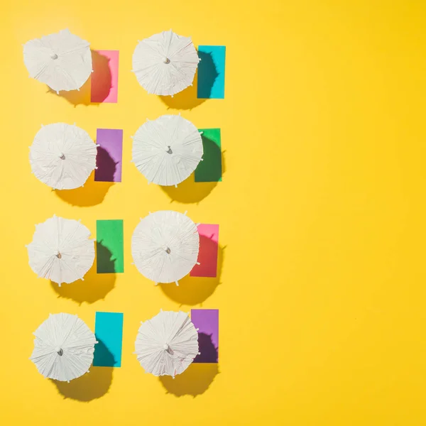 Geel Zand Strand Witte Parasols Met Kleurrijke Strandlakens Zomer Concept — Stockfoto