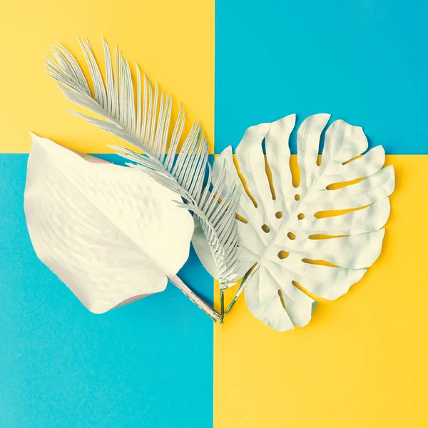 白色被绘的热带和棕榈叶子在黄色和蓝色背景 概念艺术 — 图库照片