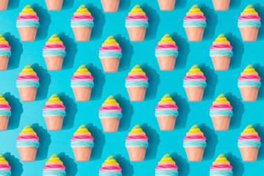 Yaratıcı en az yaz desen pastel mavi arka plan üzerinde renkli dondurma ile