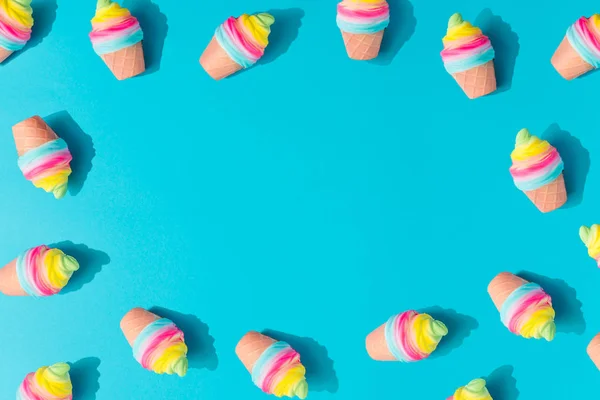 Patrón Creativo Verano Mínimo Con Helado Colorido Sobre Fondo Azul — Foto de Stock