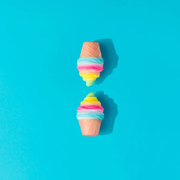 Barevné Ice Cream Rozložení Pastelově Modré Pozadí Kreativní Minimální Letní — Stock fotografie