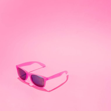 pastel pembe arka plan, en az yaz kavramı üzerinde kadın güneş gözlüğü 