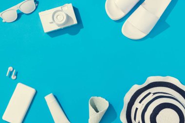 Yaz nesneler üzerinde pastel mavi arka plan, en az tatil kavramı çeşitli yaratıcı düzeniyle 
