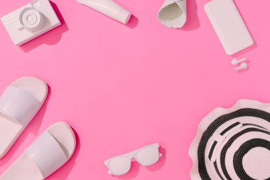 Yaratıcı düzgünce pastel pembe arka plan, en az tatil kavramı çeşitli yaz nesnelerle düzen düzenlenmiş 