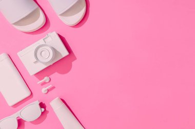 Yaratıcı düzgünce pastel pembe arka plan, en az tatil kavramı çeşitli yaz nesnelerle düzen düzenlenmiş 