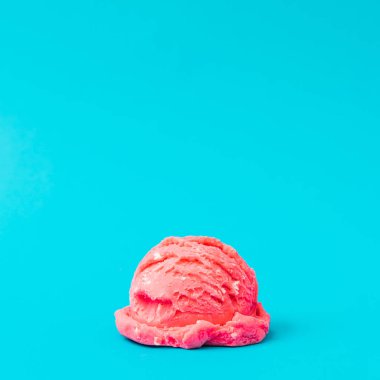 Pastel mavi arka plan, yaz minimalizm kavramı üzerinde pembe çilekli dondurma 