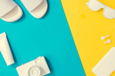 Çeşitli yaz nesneleri pastel mavi ve sarı arka plan üzerinde en az tatil kavramı ile yaratıcı düzeni 