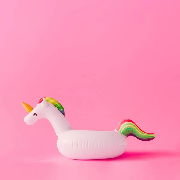 充气麒麟泳池玩具在柔和的粉红色背景 极小的夏天概念 — 图库照片