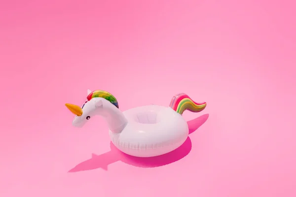 充气麒麟泳池玩具在柔和的粉红色背景 极小的夏天概念 — 图库照片