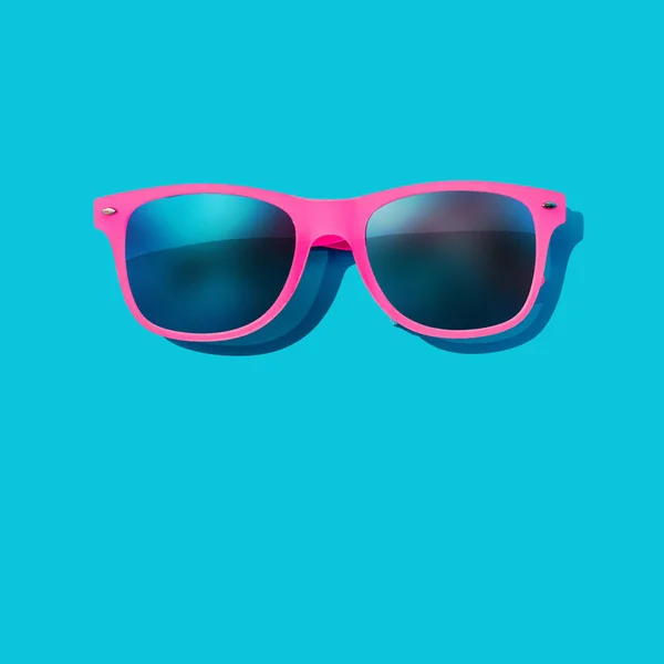 Różowe Okulary Pastelowe Niebieskie Tło Koncepcja Lato Minimalne — Zdjęcie stockowe
