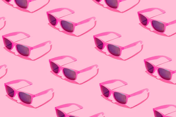 Patrón Gafas Sol Femeninas Sobre Fondo Rosa Pastel Concepto Verano —  Fotos de Stock