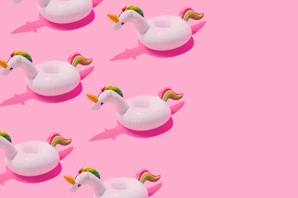 充气麒麟泳池玩具图案在柔和的粉红色背景 最小的夏季概念 — 图库照片